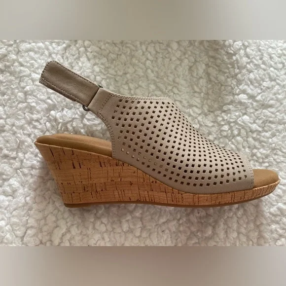 NWT Rockport Women's Briah perforated sling back wedge taupe sandal, size 8M - Picture 6 of 12